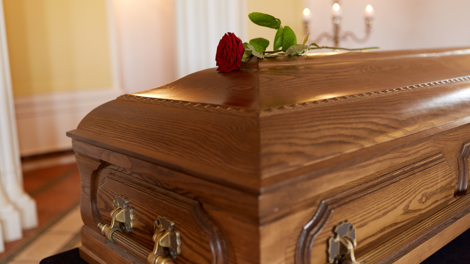 Modelos de urnas funerárias em exposição.